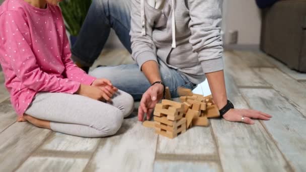 Leende Liten Flicka Leka Med Sin Far Konstruktör Träklossar Hemma — Stockvideo