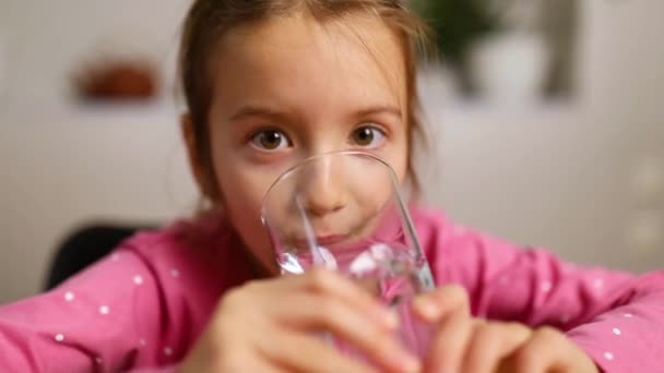 Primer Plano Niña Feliz Beber Vidrio Agua Dulce Cocina Niño — Vídeo de stock