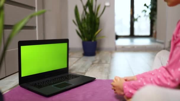 Κοριτσάκι Βλέποντας Online Βίντεο Στο Laptop Και Κάνοντας Τέντωμα Ασκήσεις — Αρχείο Βίντεο