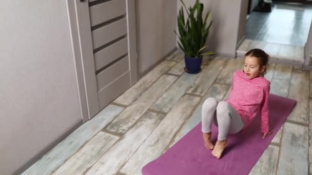 Klein Meisje Doen Stretching Oefeningen Yoga Oefenen Fitness Mat Thuis — Stockvideo