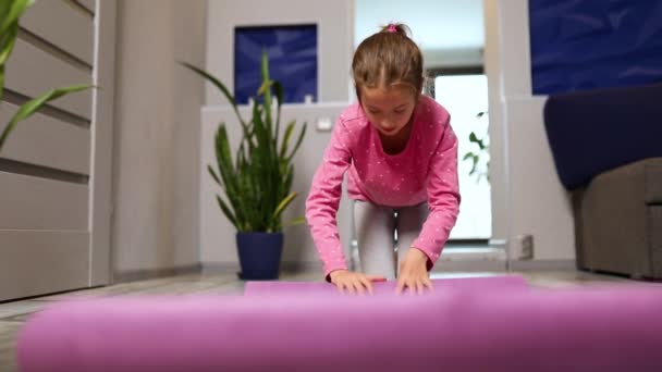 Dziecko Mała Dziewczynka Zwijająca Się Podłodze Mata Pilates Jogi Ćwiczeniach — Wideo stockowe