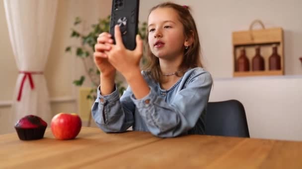 Mooi Jong Meisje Filmen Haar Blog Uitzending Gezond Eten Het — Stockvideo