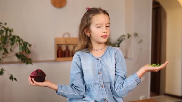 Κοριτσάκι Σύγκρισης Τροφίμων Επιλογή Μικροπράσινου Έναντι Γλυκού Κέικ Υγιεινή Διατροφική — Αρχείο Βίντεο