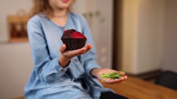 Маленька Дівчинка Порівнює Їжу Вибираючи Солодкий Торт Проти Мікрозеленої Нездорової — стокове відео