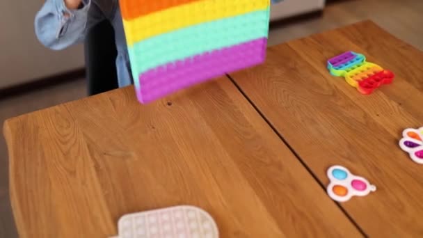 Κοριτσάκι Που Παίζει Μεγάλη Κουκούλα Σιλικόνης Απλό Λακκάκι Παιχνίδι Fidget — Αρχείο Βίντεο