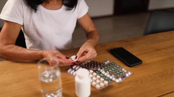 Starsza Kobieta Bierze Tabletki Blistra Domu Bóle Głowy Depresja Leki — Wideo stockowe