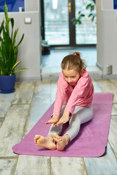 Liten Flicka Som Gör Stretching Övningar Utövar Yoga Fitnessmatta Hemma — Stockfoto