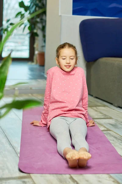 Liten Flicka Som Gör Stretching Övningar Utövar Yoga Fitnessmatta Hemma — Stockfoto