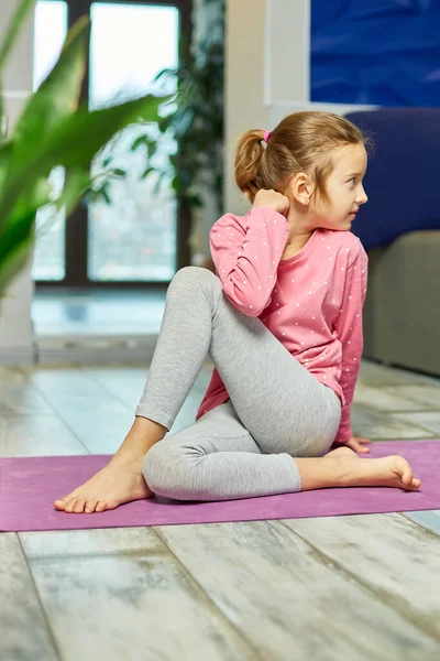 Liten Flicka Som Gör Stretching Övningar Utövar Yoga Fitnessmatta Hemma — Stockfoto