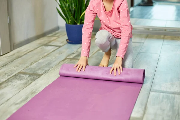 Criança Menina Rolando Tapete Pilates Ioga Chão Depois Exercícios Alongamento — Fotografia de Stock
