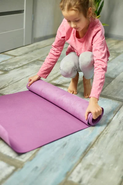 Barn Liten Flicka Rulla Upp Yoga Pilates Matta Golvet Efter — Stockfoto