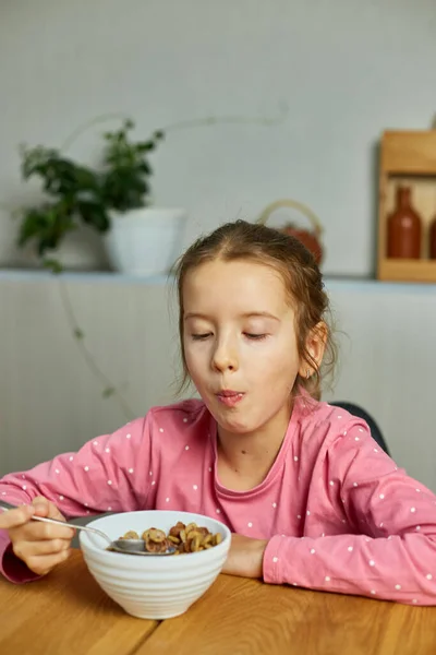 Petite Fille Mignonne Profiter Manger Des Céréales Avec Lait Pour — Photo
