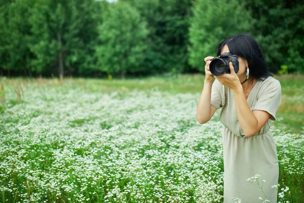 Fotógrafa Toma Fotos Aire Libre Paisaje Del Campo Flores Sosteniendo — Foto de Stock