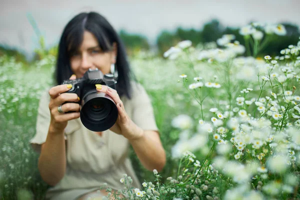 Retrato Fotógrafa Tirar Fotos Livre Paisagem Campo Flores Segurando Uma — Fotografia de Stock