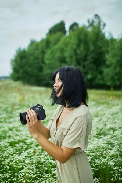 Fotógrafa Feminina Tirar Fotos Livre Paisagem Campo Flores Segurando Uma — Fotografia de Stock