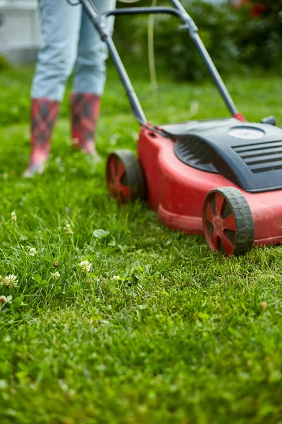 Unerkennbare Frau Mäht Den Rasen Mit Dem Rasenmäher Gras Heimischen — Stockfoto