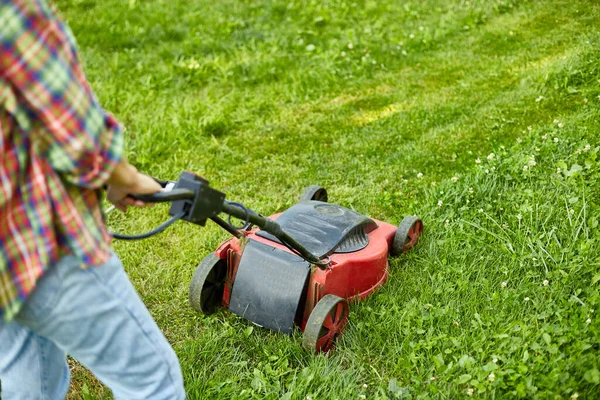 Donna Irriconoscibile Falcia Prato Con Prato Erba Falciatrice Casa Giardino — Foto Stock