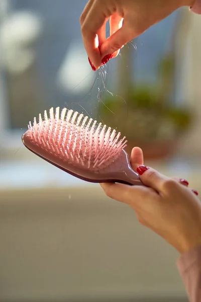 Problembehaarungskonzept Haarausfall Der Bürste Ziemlich Brünette Frau Die Morgens Hause — Stockfoto