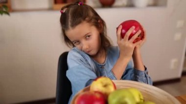 Küçük mutlu kız elinde meyve kasesi, evde sağlıklı çocuk atıştırması, evde sağlıklı yemekler, meyve ve vitaminleri sever..
