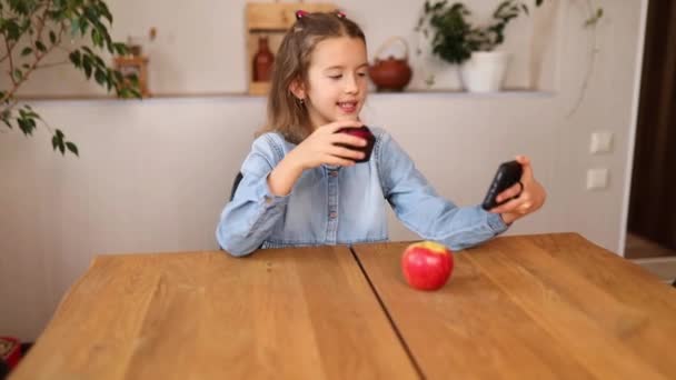 Menina Bonita Filmando Seu Blog Transmitido Sobre Comida Saudável Casa — Vídeo de Stock