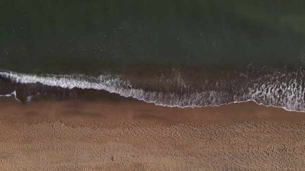 Widok Powietrza Piaszczystą Plażę Morze Falami Widok Góry Niesamowite Tło — Wideo stockowe