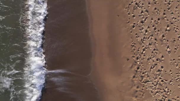 Vista Aerea Spiaggia Sabbiosa Mare Con Onde Vista Dall Alto — Video Stock