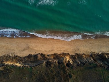 Dalgalı kumsal ve denizin havadan görünüşü, üst manzara, inanılmaz doğa arka plan, sahil ve temiz su, uçan dron, deniz manzarası, kopyalama alanı.