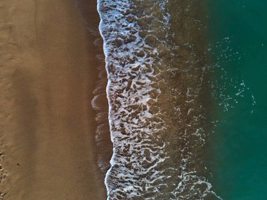 Dalgalı kumsal ve denizin havadan görünüşü, üst manzara, inanılmaz doğa arka plan, sahil ve temiz su, uçan dron, deniz manzarası, kopyalama alanı.