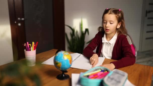 Школьница Сидит Столом Читает Домашнее Задание Занимается Домашним Обучением Маленькая — стоковое видео