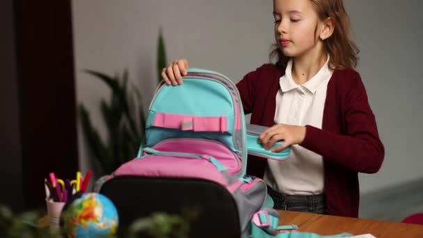 Schoolgirl Θέσει Βιβλία Και Σημειώσεις Σακίδιο Πλάτης Στο Σπίτι Μαθητής — Αρχείο Βίντεο