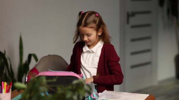 Schoolgirl Θέσει Βιβλία Και Σημειώσεις Σακίδιο Πλάτης Στο Σπίτι Μαθητής — Αρχείο Βίντεο