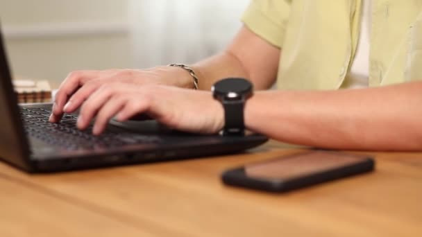男人用手在笔记本电脑上打字 在家里或办公室的电脑上工作 商人企业家 坐在写字台前 — 图库视频影像