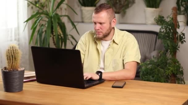 Człowiek Wpisując Coś Laptopie Pracując Komputerze Domu Lub Biurze Przedsiębiorca — Wideo stockowe