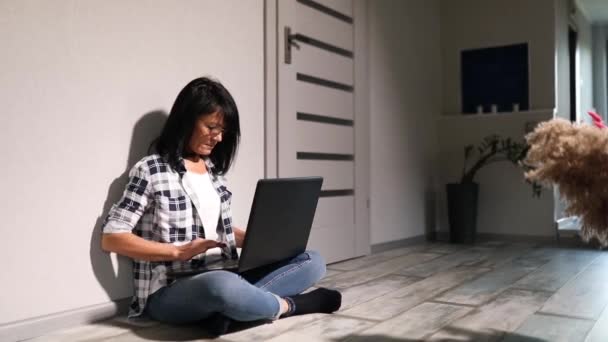 Maduro Feminino Digitando Computador Para Trabalho Remoto Freelancer Mulher Sênior — Vídeo de Stock