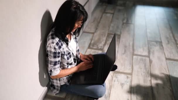 Senior Woman Using Typing Laptop Keyboard Working Writing Emails Freelancer — стоковое видео
