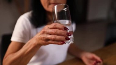 Kıdemli kadın günlük vitaminler, güzellik takviyeleri, yaşlı nesil kadın analojik ağrı kesici ilaçlar, yaşlı vatandaşın sağlığıyla ilgilenmek, günlük ilaç konsepti