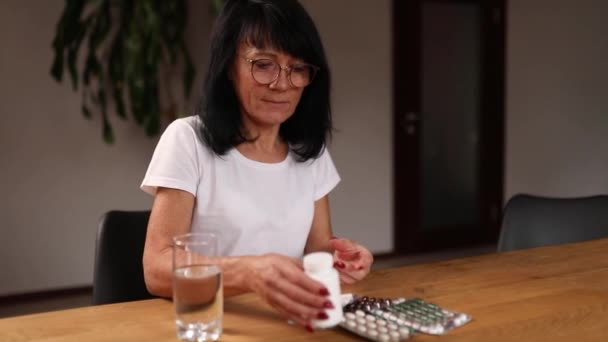 Starší Nemocná Žena Antibiotiky Aspirin Pilulky Láhve Chřipky Nachlazení Nebo — Stock video