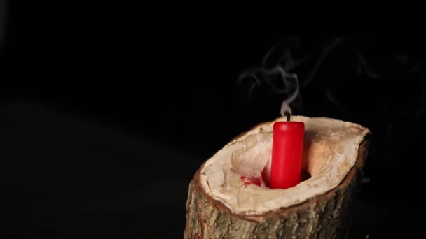 Jediná Červená Svíčka Hořícím Dřevěném Svícnu Záblesky Plamene Zmizí Kouřem — Stock video