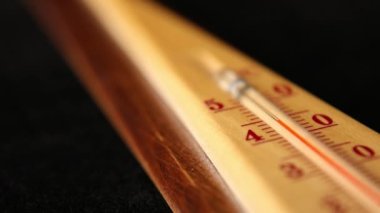 Yakın çekim. Termometrenin sıcaklığı artarken, kızıl cıva termometresinde, küresel ısınmada yükselişte..