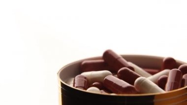 İlaç endüstrisi konseptiyle masaya düşen kırmızı ve beyaz hapların kapanışı