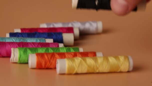 Hombre Puso Hilos Colores Hilos Coser Multicolores Artesanías Colores Sobre — Vídeo de stock