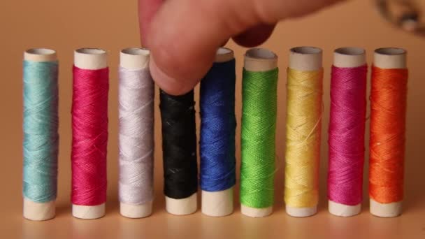 Homem Colocou Fios Coloridos Linhas Costura Multicoloridas Artesanato Colorido Fundo — Vídeo de Stock