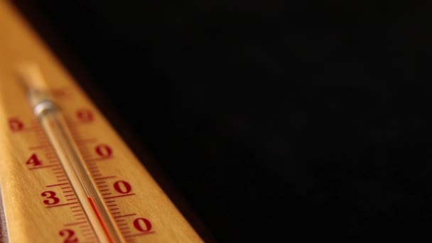 Κοντινό Πλάνο Του Θερμόμετρου Δείχνει Υψηλή Την Αύξηση Της Θερμοκρασίας — Αρχείο Βίντεο