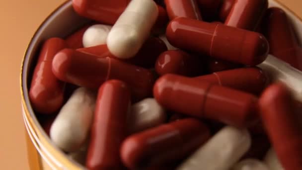 Close Van Rode Witte Pillen Vallen Tafel Met Tabletten Farmaceutische — Stockvideo