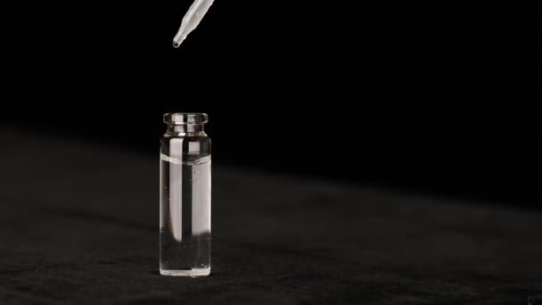 Pipett Med Droppe Från Glasflaska Svart Bakgrund Kosmetiska Oljor Baserade — Stockvideo
