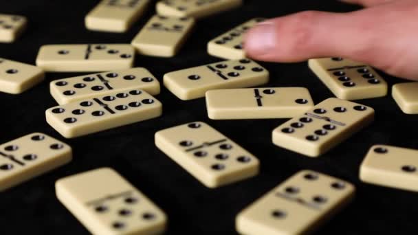 Man Hand Gooit Uit Witte Dominostenen Domino Spel Zwarte Achtergrond — Stockvideo