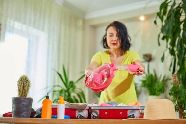 Kadın el çantası hazırlıyor, şnorkelle yüzüyor, dalış maskesi takıyor yaz tatili için hazırlanıyor tatiller için valiz hazırlıyor..
