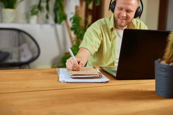 Happy Man Słuchawkach Bezprzewodowych Oglądać Webinar Trening Kurs Lekcje Laptopie — Zdjęcie stockowe