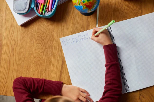 Konzentrierte Schulmädchen Sitzen Schreibtisch Und Machen Hausaufgaben Hausaufgabenbetreuung Kleine Juniormädchen — Stockfoto
