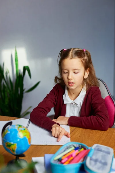 Μαθήτρια Κάθεται Στο Γραφείο Διαβάζοντας Μαθαίνοντας Κατ Οίκον Μικρή Νεαρή — Φωτογραφία Αρχείου